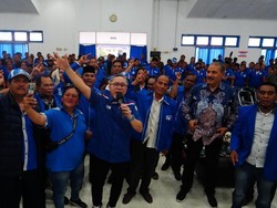 Kunjungi Waingapu, Zulhas Disambut Antusias sampai Joget Bareng Emak-emak