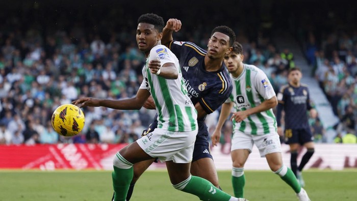 Soccer Football - LaLiga - Real Betis v Real Madrid - Benito Villamarin, Seville, Spain - December 9, 2023 Real Madrids Jude Bellingham in action with Real Betis Abner Vinicius REUTERS/Marcelo Del Pozo