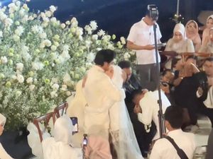 Suasana Haru Usai Proses Ijab Kabul Adiba Khanza dan Egy Maulana Suasana Haru Usai Proses Ijab Kabul Adiba Khanza dan Egy Maulana
