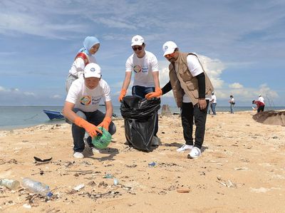 Aksi Tanam 5.000 Bibit Terumbu Karang di Pulau Samalona Makassar