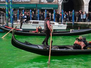 Saat Kanal Cantik Venesia Berubah Jadi Hijau, Ulah Siapa? Saat Kanal Cantik Venesia Berubah Jadi Hijau, Ulah Siapa?