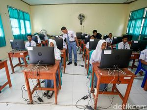 Guru di Wilayah Terluar Terbantu Internet Ajarkan Kurikulum Merdeka Guru di Wilayah Terluar Terbantu Internet Ajarkan Kurikulum Merdeka