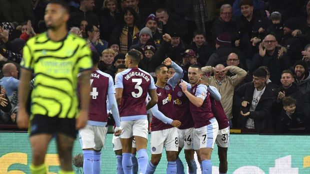 Aston Villa players celebrate after Aston Villa's John McGinn scored his side's opening goal during the English Premier League soccer match between Aston Villa and Arsenal at Villa Park in Birmingham, England, Saturday, Dec. 9, 2023. (AP Photo/Rui Vieira)