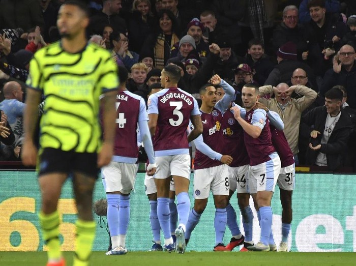 Aston Villa players celebrate after Aston Villa's John McGinn scored his side's opening goal during the English Premier League soccer match between Aston Villa and Arsenal at Villa Park in Birmingham, England, Saturday, Dec. 9, 2023. (AP Photo/Rui Vieira)