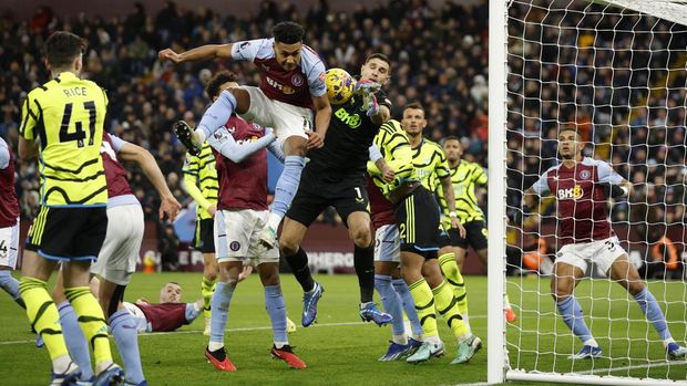 Soccer Football - Premier League - Aston Villa v Arsenal - Villa Park, Birmingham, Britain - December 9, 2023 Aston Villa's Ollie Watkins and Emiliano Martinez in action Action Images via Reuters/John Sibley NO USE WITH UNAUTHORIZED AUDIO, VIDEO, DATA, FIXTURE LISTS, CLUB/LEAGUE LOGOS OR 'LIVE' SERVICES. ONLINE IN-MATCH USE LIMITED TO 45 IMAGES, NO VIDEO EMULATION. NO USE IN BETTING, GAMES OR SINGLE CLUB/LEAGUE/PLAYER PUBLICATIONS.