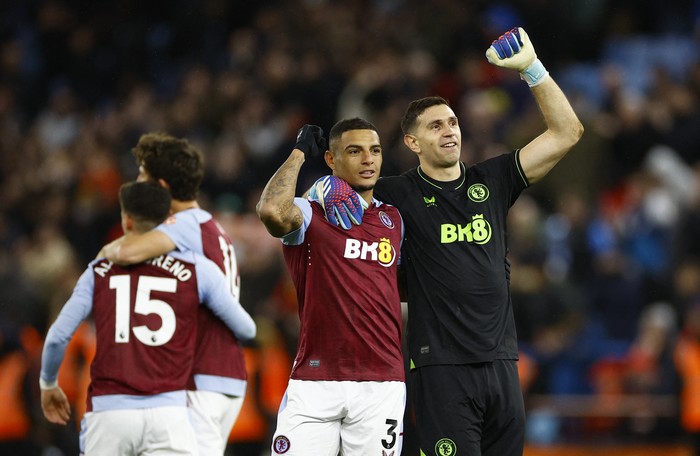 Aston Villa Soccer Football - Premier League - Aston Villa v Arsenal - Villa Park, Birmingham, Britain - December 9, 2023 Aston Villa's Emiliano Martinez and Diego Carlos celebrate after the match Action Images via Reuters/John Sibley NO USE WITH UNAUTHORIZED AUDIO, VIDEO, DATA, FIXTURE LISTS, CLUB/LEAGUE LOGOS OR 'LIVE' SERVICES. ONLINE IN-MATCH USE LIMITED TO 45 IMAGES, NO VIDEO EMULATION. NO USE IN BETTING, GAMES OR SINGLE CLUB/LEAGUE/PLAYER PUBLICATIONS.