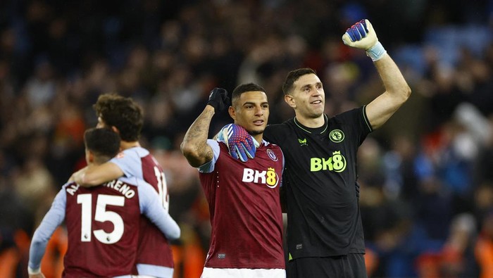 Soccer Football - Premier League - Aston Villa v Arsenal - Villa Park, Birmingham, Britain - December 9, 2023 Aston Villas Emiliano Martinez and Diego Carlos celebrate after the match Action Images via Reuters/John Sibley NO USE WITH UNAUTHORIZED AUDIO, VIDEO, DATA, FIXTURE LISTS, CLUB/LEAGUE LOGOS OR LIVE SERVICES. ONLINE IN-MATCH USE LIMITED TO 45 IMAGES, NO VIDEO EMULATION. NO USE IN BETTING, GAMES OR SINGLE CLUB/LEAGUE/PLAYER PUBLICATIONS.