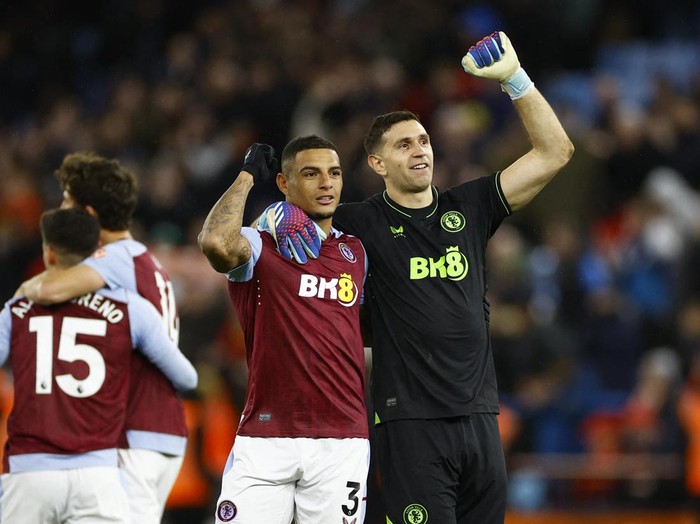 Soccer Football - Premier League - Aston Villa v Arsenal - Villa Park, Birmingham, Britain - December 9, 2023 Aston Villa's Emiliano Martinez and Diego Carlos celebrate after the match Action Images via Reuters/John Sibley NO USE WITH UNAUTHORIZED AUDIO, VIDEO, DATA, FIXTURE LISTS, CLUB/LEAGUE LOGOS OR 'LIVE' SERVICES. ONLINE IN-MATCH USE LIMITED TO 45 IMAGES, NO VIDEO EMULATION. NO USE IN BETTING, GAMES OR SINGLE CLUB/LEAGUE/PLAYER PUBLICATIONS.