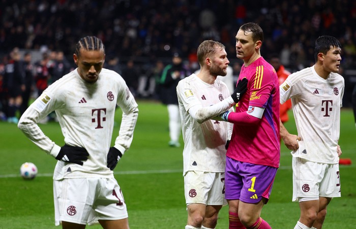 Soccer Football - Bundesliga - Eintracht Frankfurt v Bayern Munich - Deutsche Bank Park, Frankfurt, Germany - December 9, 2023 Bayern Munichs Manuel Neuer, Leroy Sane, Konrad Laimer and Kim Min-jae look dejected after the match REUTERS/Kai Pfaffenbach DFL REGULATIONS PROHIBIT ANY USE OF PHOTOGRAPHS AS IMAGE SEQUENCES AND/OR QUASI-VIDEO.