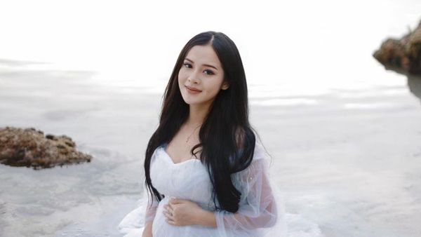 5 Potret Maternity Shoot Bella Bonita di Pantai, Simpel Tapi Bikin Terpana