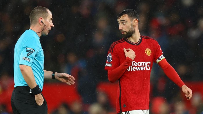 Soccer Football - Premier League - Manchester United v AFC Bournemouth - Old Trafford, Manchester, Britain - December 9, 2023 Manchester Uniteds Bruno Fernandes talks to referee Peter Bankes REUTERS/Molly Darlington NO USE WITH UNAUTHORIZED AUDIO, VIDEO, DATA, FIXTURE LISTS, CLUB/LEAGUE LOGOS OR LIVE SERVICES. ONLINE IN-MATCH USE LIMITED TO 45 IMAGES, NO VIDEO EMULATION. NO USE IN BETTING, GAMES OR SINGLE CLUB/LEAGUE/PLAYER PUBLICATIONS.