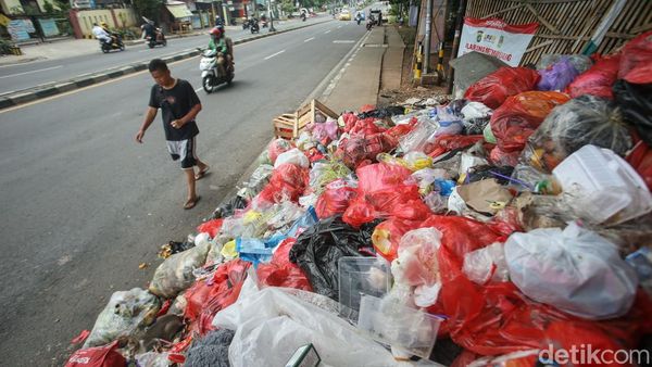 Duh, Sampah Setinggi 2 Meter Tutup Trotoar di Tambun