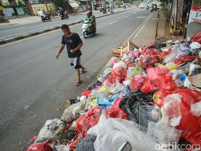 Duh, Sampah Setinggi 2 Meter Tutup Trotoar di Tambun