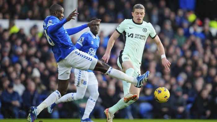 Evertons Abdoulaye Doucoure, left, challenges for the ball with Chelseas Conor Gallagher during the English Premier League soccer match between Everton and Chelsea, at Goodison Park Stadium, in Liverpool, England, Sunday, Dec.10, 2023. (AP Photo/Jon Super)
