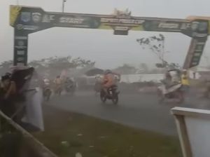 1 Pembalap Tewas Usai Gerbang Start Road Race Bupati Cup Paser Ambruk 1 Pembalap Tewas Usai Gerbang Start Road Race Bupati Cup Paser Ambruk