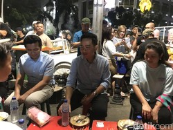 Gibran Dadakan Makan Gultik di Blok M Malam Ini, Traktir Warga