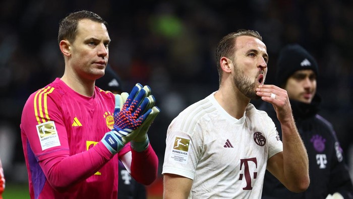 Soccer Football - Bundesliga - Eintracht Frankfurt v Bayern Munich - Deutsche Bank Park, Frankfurt, Germany - December 9, 2023 Bayern Munichs Manuel Neuer applauds the fans as Harry Kane looks dejected after the match REUTERS/Kai Pfaffenbach DFL REGULATIONS PROHIBIT ANY USE OF PHOTOGRAPHS AS IMAGE SEQUENCES AND/OR QUASI-VIDEO.