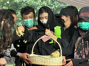 Tangis Tiada Henti Ibunda Tabur Bunga di Makam 4 Anak yang Dibunuh Ayah Tangis Tiada Henti Ibunda Tabur Bunga di Makam 4 Anak yang Dibunuh Ayah