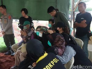Tangis Ibunda Warnai Pemakaman 4 Anak yang Dibunuh Ayahnya Tangis Ibunda Warnai Pemakaman 4 Anak yang Dibunuh Ayahnya
