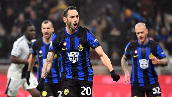 Soccer Football - Serie A - Inter Milan v Udinese - San Siro, Milan, Italy - December 9, 2023 Inter Milans Hakan Calhanoglu celebrates scoring their first goal with teammates REUTERS/Alberto Lingria