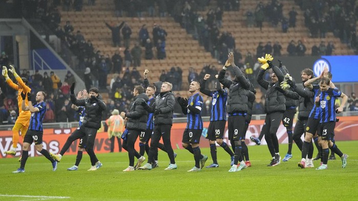 Inter Milans team players celebrate after the Serie A soccer match between Inter Milan and Udinese at the San Siro Stadium in Milan, Italy, Saturday, Dec. 9, 2023. (AP Photo/Antonio Calanni)