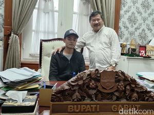 Senyum Januari Mahasiswa Garut Penjual Risol Bertemu Bupati Rudy Senyum Januari Mahasiswa Garut Penjual Risol Bertemu Bupati Rudy
