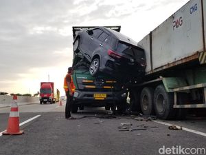 Profit Nangkring di Atas Truk di Tol Ngawi Sebabkan 1 Orang Luka Profit Nangkring di Atas Truk di Tol Ngawi Sebabkan 1 Orang Luka