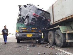Brakkk! Mobil Profit Nangkring di Atas Truk gegara Sopir Ngantuk