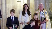 Foto: Momen Pangeran Louis Iseng Tiup Lilin Natal Putri Charlotte