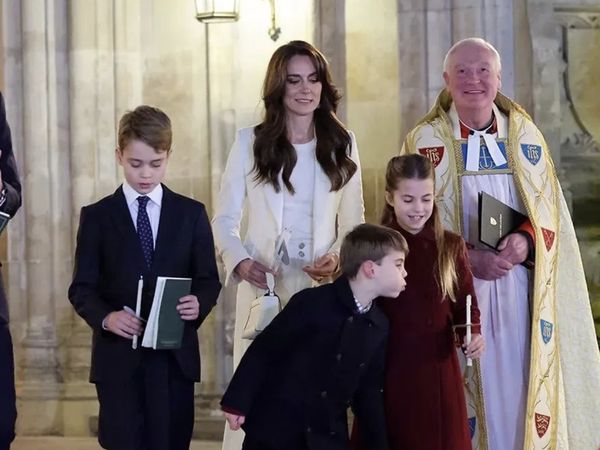 Foto: Momen Pangeran Louis Iseng Tiup Lilin Natal Putri Charlotte