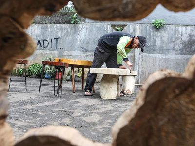 Kreatif! Limbah Kayu Disulap Jadi Furnitur Bernilai Ekonomi