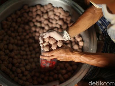 Melihat Pembuatan Bakso dari Daging Rusa di Merauke