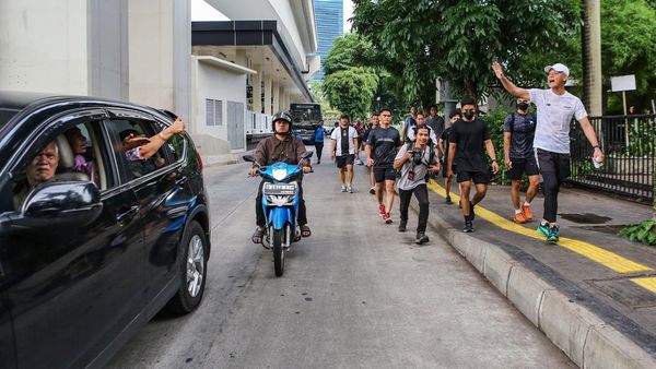 Momen Ganjar Olahraga dan Sapa Warga di Kawasan Sudirman