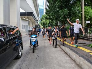Momen Ganjar Olahraga dan Sapa Warga di Kawasan Sudirman Momen Ganjar Olahraga dan Sapa Warga di Kawasan Sudirman