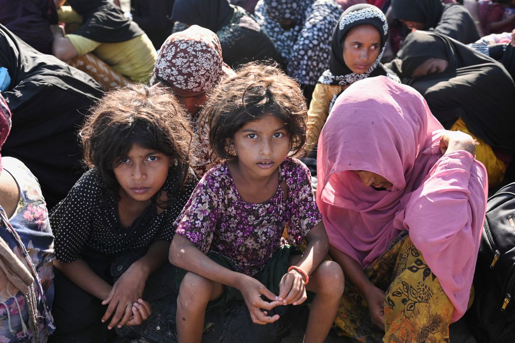 Muslim Rohingya beristirahat di pantai setelah mereka mendarat di Blang Raya, Pidie, provinsi Aceh, Indonesia, 10 Desember 2023. (REUTERS/STRINGER)