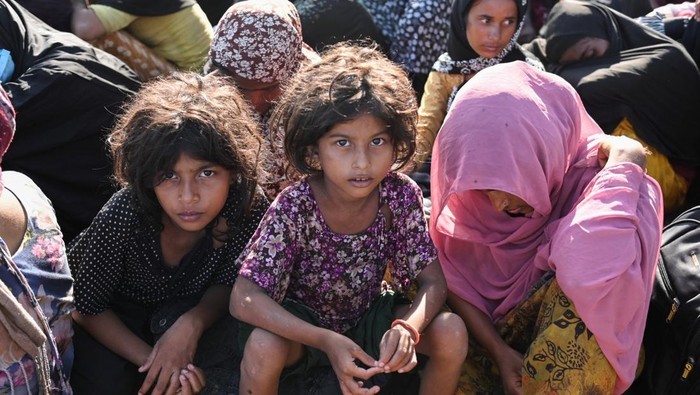 Penampakan Ratusan Pengungsi Rohingya Tiba Lagi di Aceh Rohingya Muslims rest on a beach after they land in Blang Raya, Pidie, Aceh province, Indonesia, December 10, 2023. REUTERS/Stringer NO RESALES. NO ARCHIVES pengungsi rohingya