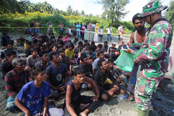 Penampakan Ratusan Pengungsi Rohingya Tiba Lagi di Aceh Rohingya Muslims rest on a beach after they land in Blang Raya, Pidie, Aceh province, Indonesia, December 10, 2023. REUTERS/Stringer NO RESALES. NO ARCHIVES