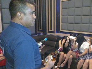 Razia Tempat Karaoke di NTB Berujung Penangkapan Kabag Kesra Bangka Selatan Razia Tempat Karaoke di NTB Berujung Penangkapan Kabag Kesra Bangka Selatan