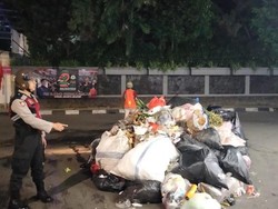 Patroli Malam, Polisi Temukan Tumpukan Sampah di Jalanan Setiabudi Jaksel