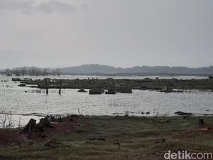 Jejak Hunian Warga di Waduk Jatigede Perlahan Tergenang Lagi Jejak Hunian Warga di Waduk Jatigede Perlahan Tergenang Lagi