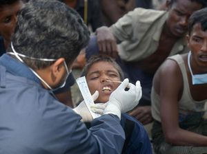 Ratusan Pengungsi Rohingya yang Baru Tiba di Aceh Jalani Tes Usap COVID-19