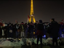 Aksi Warga Prancis Berbaring di Depan Menara Eiffel, Protes Perang Gaza
