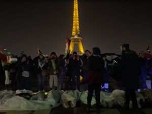 Aksi Warga Prancis Berbaring di Depan Menara Eiffel, Protes Perang Gaza Aksi Warga Prancis Berbaring di Depan Menara Eiffel, Protes Perang Gaza