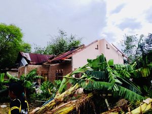 13 Rumah di Bone Rusak Diterjang Angin Puting Beliung, 1 Orang Tertimpa Kayu 13 Rumah di Bone Rusak Diterjang Angin Puting Beliung, 1 Orang Tertimpa Kayu