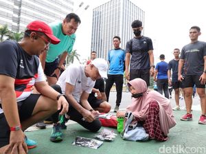 Momen Ganjar Borong Dagangan Lansia Saat Lari Pagi di CFD Thamrin