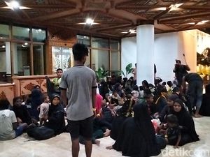Warga Aceh Besar Turunkan 135 Pengungsi Rohingya di Kantor Gubernur Aceh