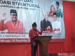 Sekjen PDIP Kenalkan Program KTP Sakti Ganjar-Mahfud untuk Warga Miskin