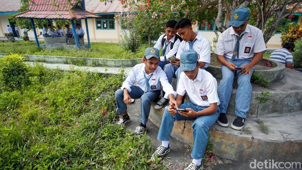 Siswa Sekolah di Wilayah Terluar Terbantu Internet untuk Melek Informasi