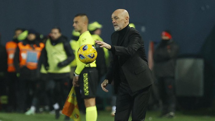 Soccer Football - Serie A - Atalanta v AC Milan - Stadio Atleti Azzurri, Bergamo, Italy - December 9, 2023 AC Milan coach Stefano Pioli during the match REUTERS/Ciro De Luca
