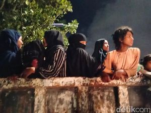 Warga Angkut 135 Pengungsi Rohingya ke Kantor Gubernur Aceh Pakai Truk Warga Angkut 135 Pengungsi Rohingya ke Kantor Gubernur Aceh Pakai Truk